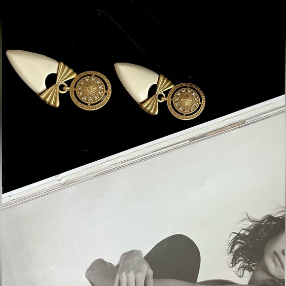 Elegant Gold and Cream Earrings - Picture 3 of 4